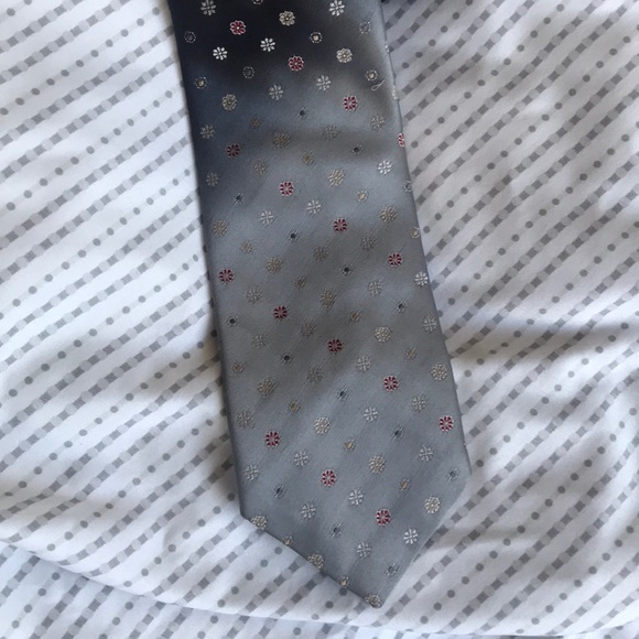 ๐ 10/$10 ๐ Gray Tie with flowers 3โ THE SOVEREIGN Tailored by BARRY - Picture 7 of 14